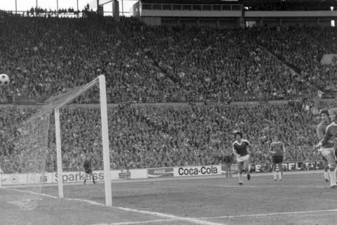 ARH NL Mellin 02-027/0014, Fußballspiel von Hannover 96 im Niedersachsenstadion, Hannover, zwischen 1976/1980