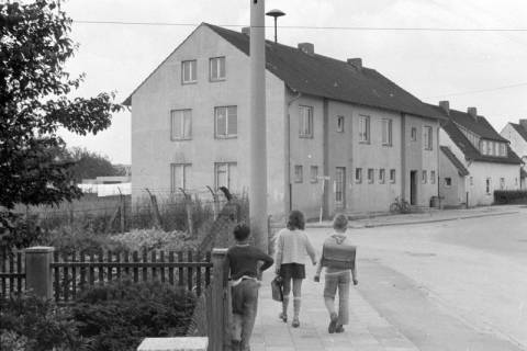 ARH NL Mellin 02-029/0010, Schüler auf dem Fußgängerweg in einer Wohngegend, nach links geht die Straße "Breite Lade" ab, Lehrte?, ohne Datum