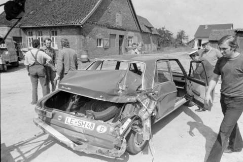 ARH NL Mellin 02-029/0011, Zerstörtes Auto nach einem Unfall, ohne Datum