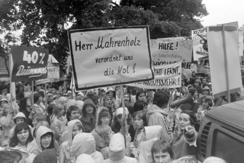 ARH NL Mellin 02-029/0015, Demonstration von Schülern, zwischen 1974/1976