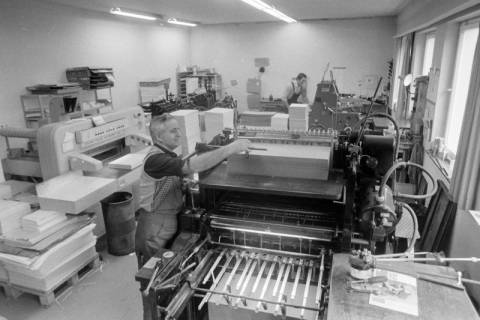 ARH NL Mellin 02-031/0003, Zwei Männer bei der Arbeit in einer Druckerei(?), ohne Datum