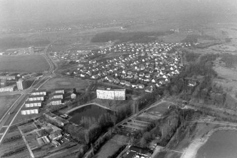 ARH NL Mellin 02-031/0010, Silberseeklinik, rechts die Bothfelder Straße und links die Erich-Ollenhauer-Straße, Langenhagen, ohne Datum