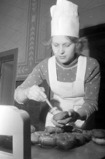 ARH NL Mellin 02-031/0022, Glasieren von Berliner Pfannkuchen mit Zuckerguss, ohne Datum
