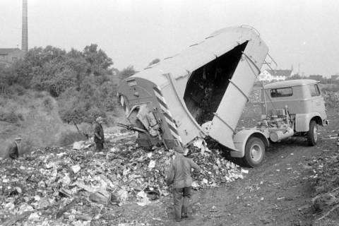ARH NL Mellin 02-032/0011, Auskippen einer Müllabfuhr des Betriebsamts der Stadt Lehrte auf einer Mülldeponie, ohne Datum