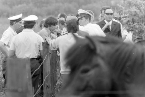 ARH NL Mellin 02-032/0023, Mick Jagger umgeben von Polizisten, ohne Datum