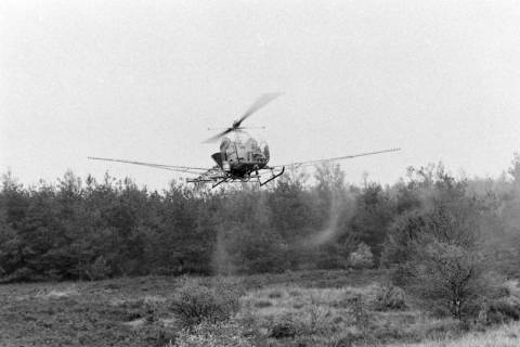 ARH NL Mellin 02-035/0018, Helikopter (Typ Bell 47?) beim Streuen von Dünger(?), ohne Datum