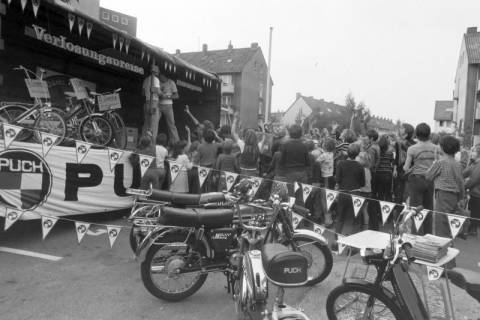 ARH NL Mellin 02-036/0005, Werbeveranstaltung(?) der Fahrrad-, Motoren- und Kraftfahrzeugherstellers "Puch" mit Verlosung von drei Fahrrädern, ohne Datum