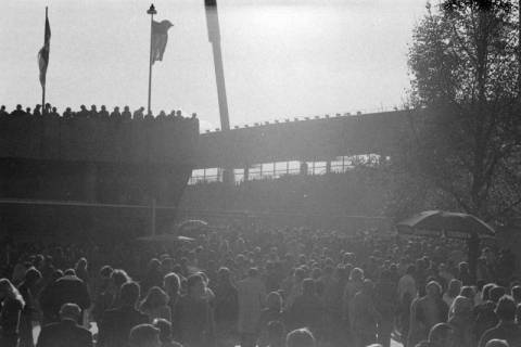 ARH NL Mellin 02-036/0014, Menschenmenge vor dem Eingang des Niedersachsenstadions, Hannover, ohne Datum