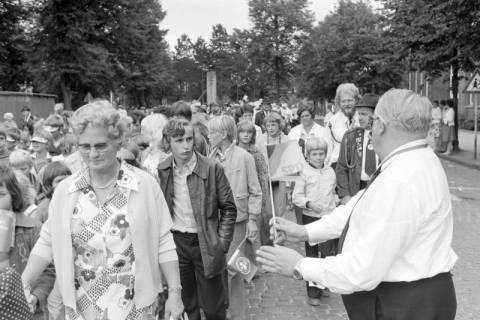 ARH NL Mellin 02-036/0019, Politiker der SPD verteilt Fähnchen bei einem Festzug, ohne Datum