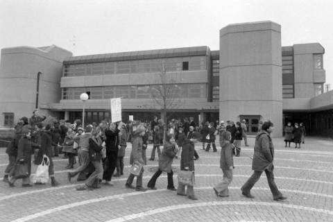 ARH NL Mellin 02-039/0007, Umzug von Schülern des Gymnasiums und der Realschule Großburgwedel in das neu gegründete Gymnasium Isernhagen, 1977