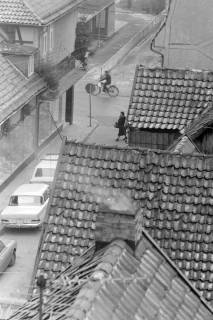 ARH NL Mellin 02-040/0007, Blick aus einem Fenster auf die unterhalb liegenden Dächer und die Straße, Burgdorf, ohne Datum