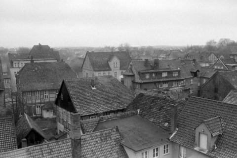 ARH NL Mellin 02-040/0009, Blick aus einem Fenster auf die umliegenden Häuser, Burgdorf, ohne Datum