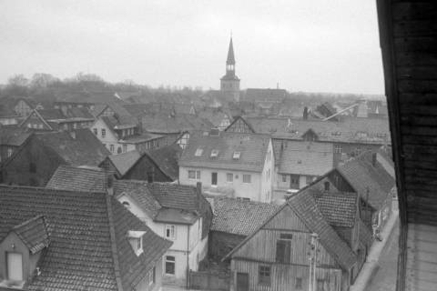 ARH NL Mellin 02-040/0010, Blick aus einem Fenster auf die umliegenden Häuser und die Pankratiuskirche, Burgdorf, ohne Datum