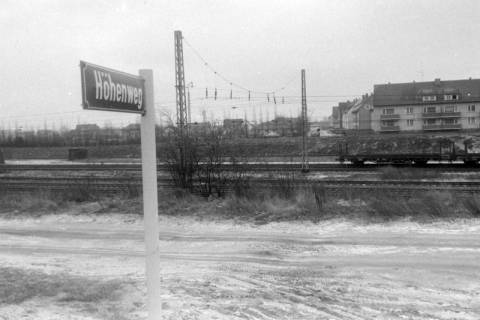 ARH NL Mellin 02-040/0011, Blick vom Anfang des "Höhenweg" (heute "Läuferweg") auf die Gleise und die Häuser auf der anderen Seite in den Straßen "Am Nassen Berg" und "Scharnhorststraße", Burgdorf, ohne Datum