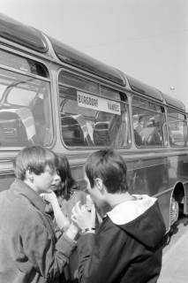 ARH NL Mellin 02-040/0017, Schüler mit Eis vor einem Bus, der von Burgdorf nach Vanves (Frankreich) fährt, Burgdorf, ohne Datum