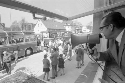 ARH NL Mellin 02-040/0019, Personen neben zwei Bussen, die von Burgdorf nach Vanves fahren, Burgdorf, ohne Datum