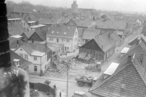 ARH NL Mellin 02-041/0003, Blick aus einem Fenster auf die umliegenden Häuser und die Pankratiuskirche, Burgdorf, ohne Datum