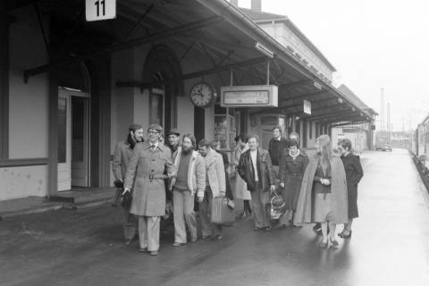 ARH NL Mellin 02-041/0004, Gruppe von Menschen am Gleis 11, Lehrte, ohne Datum