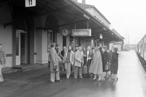 ARH NL Mellin 02-041/0005, Gruppe von Menschen am Gleis 11, Lehrte, ohne Datum