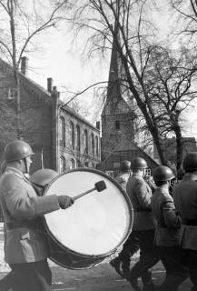 ARH NL Mellin 02-042/0010, Heeresmusikkorps zieht durch die Straße "Am Markt", im Hintergrund die St. Petri-Kirche, Großburgwedel, ohne Datum