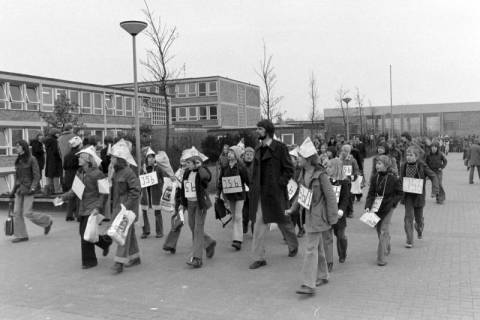 ARH NL Mellin 02-044/0008, Umzug von Schülern des Gymnasiums und der Realschule Großburgwedel in das neu gegründete Gymnasium Isernhagen, 1977