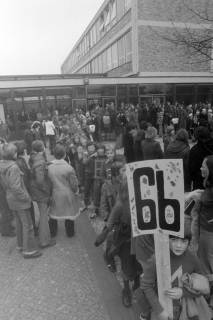 ARH NL Mellin 02-044/0009, Umzug von Schülern des Gymnasiums und der Realschule Großburgwedel in das neu gegründete Gymnasium Isernhagen, 1977