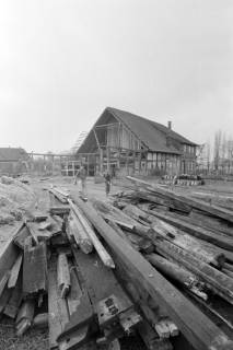 ARH NL Mellin 02-048/0009, Stapel Holz von der Sanierung eines Fachwerkhauses, ohne Datum