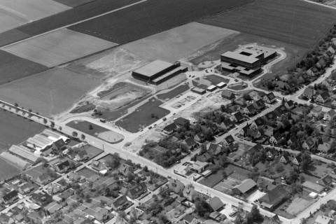 ARH NL Mellin 02-049/0017, Blick aus Norden auf die Sophie Scholl Gesamtschule mit Sporthalle und das Wohngebiet davor, Wennigsen, um 1976