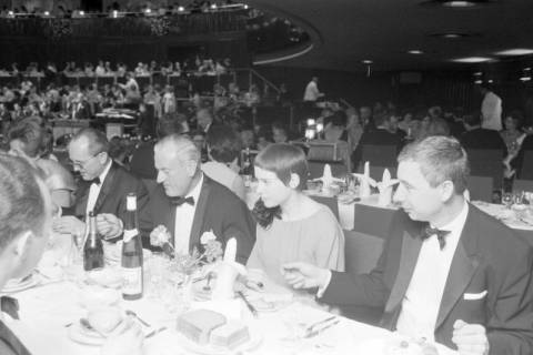 ARH NL Mellin 02-051/0001, Personen beim Presseball im Kuppelsaal des Hannover Congress Centrum (HCC), Hannover, 1979