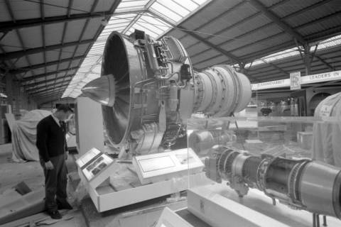 ARH NL Mellin 02-051/0008, Stahltriebwerk der Rolls-Royce RB211-50-Serie auf einer Luftfahrt-Messe?, ohne Datum