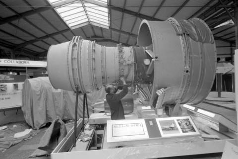 ARH NL Mellin 02-051/0009, Stahltriebwerk der Rolls-Royce RB211-50-Serie auf einer Luftfahrt-Messe?, ohne Datum