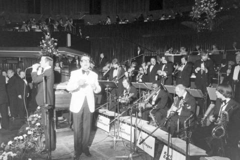 ARH NL Mellin 02-051/0013, Auftritt von Kurt Edelhagen (Bildmitte) mit Bigband beim Presseball im Kuppelsaal des Hannover Congress Centrum (HCC), Hannover, 1979