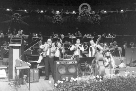 ARH NL Mellin 02-052/0010, Auftritt einer Band beim Presseball im Kuppelsaal des Hannover Congress Centrum (HCC), Hannover, 1979