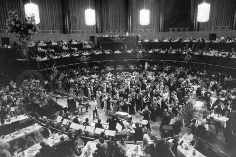 ARH NL Mellin 02-054/0016, Tanzende Paare beim Presseball im Kuppelsaal des Hannover Congress Centrum (HCC), Hannover, 1979