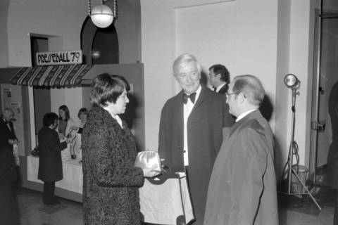 ARH NL Mellin 02-055/0001, Festlich gekleidete Leute beim Presseball im Foyer(?) des Hannover Congress Centrum (HCC), Hannover, 1979