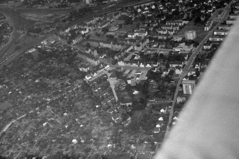 ARH NL Mellin 02-057/0015, Blick nach Osten auf die Wohngegend an der Goethestraße, Kleingartensiedlung (links unten) und Gleisdreieck (links oben), Lehrte, ohne Datum