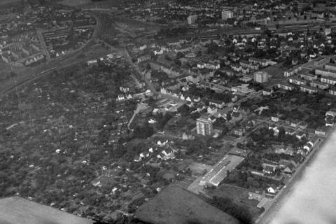 ARH NL Mellin 02-057/0016, Blick nach Osten auf die Wohngegend an der Goethestraße (mittig) und Ahltener Straße (rechter Bildrand), Kleingartensiedlung (links) und Gleisdreieck (oben), Lehrte, ohne Datum