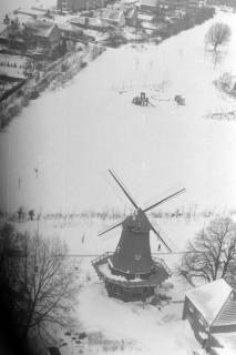 ARH NL Mellin 02-058/0007, Luftbild einer Windmühle im Schnee, ohne Datum