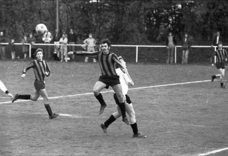 ARH NL Mellin 02-059/0013, Fußballspiel der Sportfreunde Springe (helles Trikot), um 1975