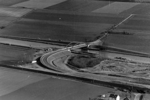 ARH NL Mellin 02-061/0002, Blick Richtung Süden auf die Brücke der B441 über den Mittellandkanal bei Gümmer, Seelze, ohne Datum