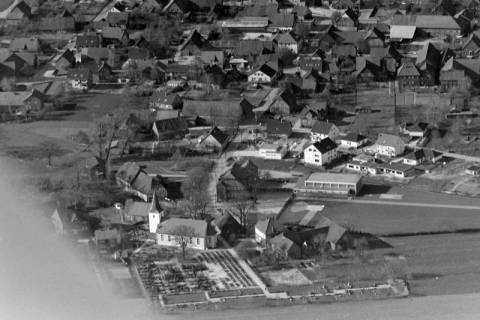 ARH NL Mellin 02-061/0003, Luftbild einer Stadt mit Kirche im Vordergrund, ohne Datum