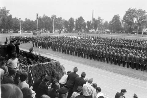 ARH NL Mellin 02-062/0001, Versammlung der Feuerwehr auf einem Sportplatz, ohne Datum