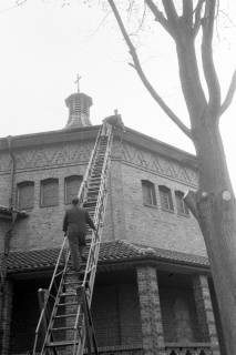 ARH NL Mellin 02-062/0006, Feuerwehreinsatz(?) mit Leiter an der Kapelle des Neuen Friedhofs, Lehrte, ohne Datum