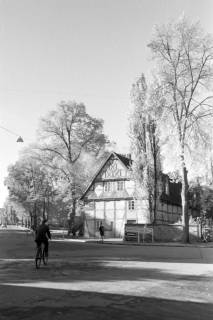 ARH NL Mellin 02-062/0016, Blick auf das Armenhaus an der Marktstraße (heute ist dort der Kreisverkehr am Fuß der Hochbrücke), Burgdorf, vor 1971