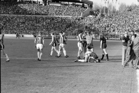 ARH NL Mellin 02-064/0009, Fußballspiel Hannover 96 gegen SV Arminia Hannover(?) im Niedersachsenstadion, Hannover, zwischen 1976/1980