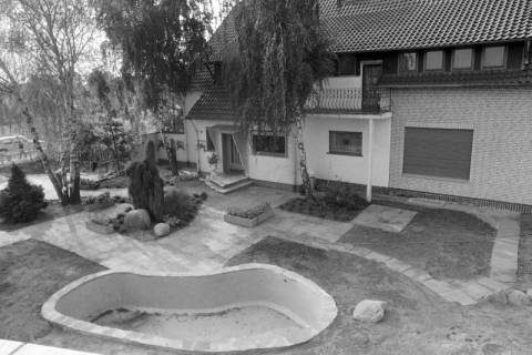 ARH NL Mellin 02-064/0011, Blick auf ein Wohnhaus mit Pool, ohne Datum