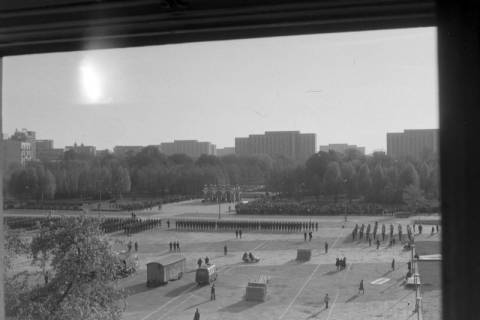 ARH NL Mellin 02-064/0015, Blick auf eine Militärparade auf dem Marschall-Józef-Pilsudski-Platz, Warschau, ohne Datum