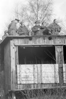 ARH NL Mellin 02-065/0008, Männer des Militärs(?) auf dem Dach einer Holzhütte stehend, ohne Datum