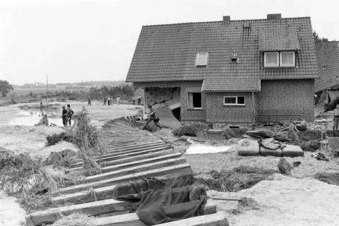 ARH NL Mellin 02-066/0011, Zerstörtes Haus und Gelände als Folge der Überschwemmung der Wohnsiedlung "Im Stadtfeld" an der Erbstorfer Landstraße nach dem Dammbruch des Elbe-Seitenkanals, Adendorf, 1976