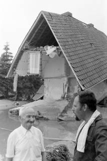 ARH NL Mellin 02-066/0013, Zerstörtes Haus und Gelände als Folge der Überschwemmung der Wohnsiedlung "Im Stadtfeld" an der Erbstorfer Landstraße nach dem Dammbruch des Elbe-Seitenkanals, Adendorf, 1976